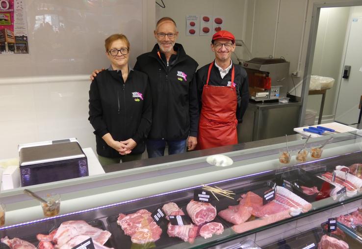 Pour ses 10 ans, le magasin 100 % fermiers à Angoulins inaugure un nouveau rayon boucherie traditionnelle avec une équipe dédiée (entourant le président, Pierre Manois, au centre).