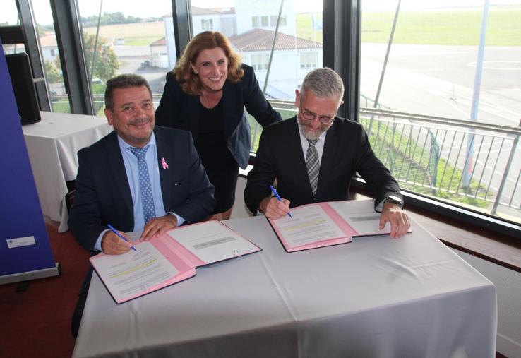 "On va pouvoir écrire une nouvelle page pour cet aéroport" a déclaré Gilles Gosselin (à droite).