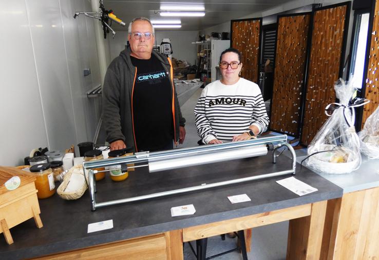 Philippe et Karine Pinson disposent, en plus de leur chambre chaude, d'une grande pièce pour leur boutique avec un espace à l'arrière pour leur extracteur de miel.