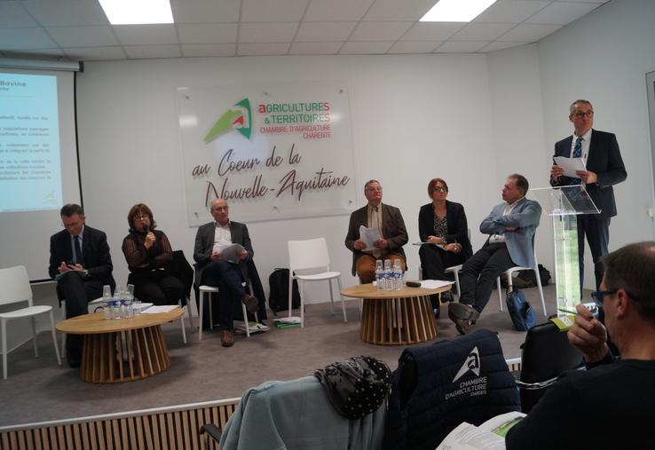 La session de la Chambre d'agriculture, qui s'est tenue 24 novembre à Angoulême, a servi de baptême du feu pour son nouveau directeur Vincent Colas (à droite). "Nouveau" avec des guillemets, car cet ingénieur agricole a œuvré pendant 25 ans au Conseil départemental et connaît bien les rouages de l'agriculture charentaise et ses acteurs. Il remplace Richard Drouin.