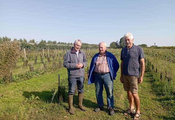 Les voisins Gilles Bouquet et André Mahet entourent et soutiennent Max Viguiaud.