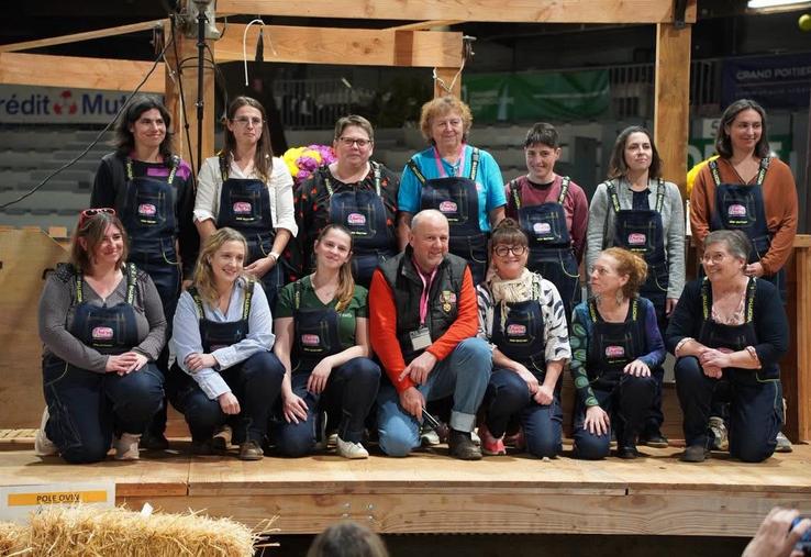 Une vingtaine de femmes ont été mises à l'honneur vendredi soir. Elles ont chacune reçu de nombreux cadeaux, dont une cotte de travail et la médaille du ministère de l'agriculture.