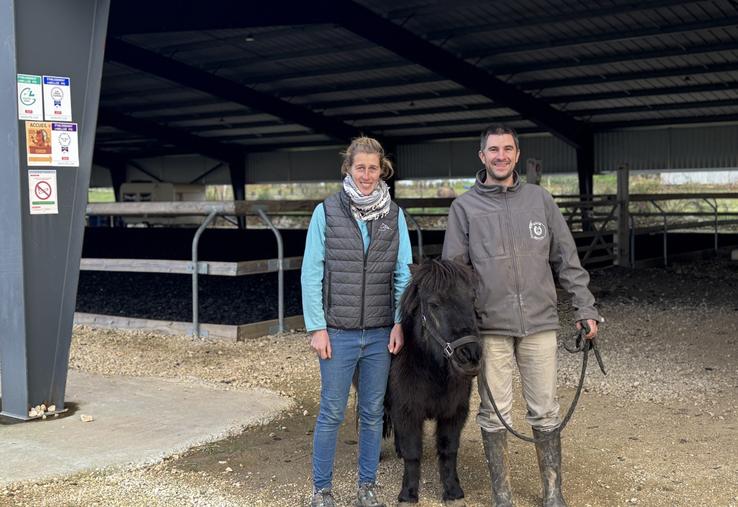 Élizabeth et Stéphane Naffrechoux (ici sous leur nouveau bâtiment) emmènent régulièrement Gaufrette dans des maisons de retraite.