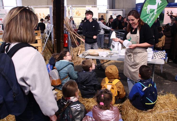 Un des ateliers expliquait aux enfants comment le lait de chèvre se transforme en fromage.