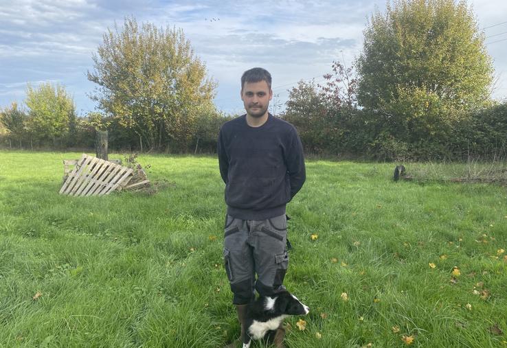 Raphaël Renoux, dans les prairies attenantes à la bergerie qui accueillera 300 brebis d'ici quelques jours.