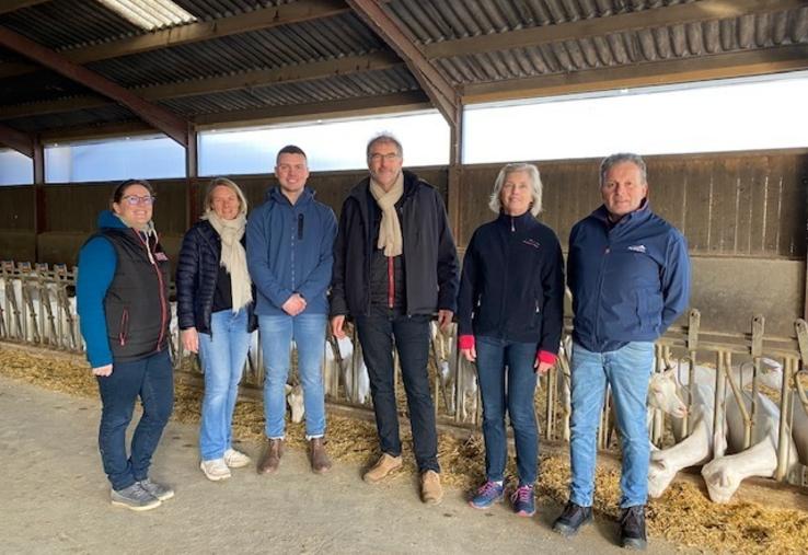 De g. à d. : Delphine Pinard, responsable de production chèvre (Agrial), Vanessa Le Calvez (Agrial), Raphaël Monneau (Gaec Capriluz), Mickaël Lamy (Agrial), Christine et Philippe Monneau (Gaec Capriluz).