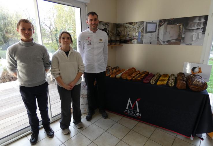 En compagnie des deux commis qui l'ont aidé à préparer le buffet, Enzo (ouvrier à Prahecq) et Lise (apprentie à St-Maixent), Cédric Ergo a présenté ses créations aux boulangers clients de la minoterie Méchain.