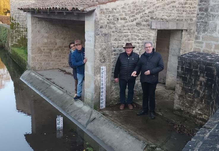 Les élus d'Aulnay-de-Saintonge, en compagnie du président du Symbo Frédéric Emard (deuxième en partant de la droite), ont présenté cette nouvelle échelle limnimétrique sur la Brédoire fin novembre.