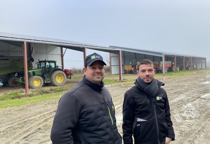 Jean-Christophe Gallard a confié à Triangle Énergie la construction de trois bâtiments depuis 2019. À droite, Kévin Kibler, technicien commercial de l'entreprise.