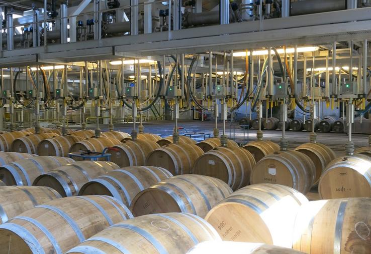 Chai de vieillissement du cognac chez le négociant Hennessy.