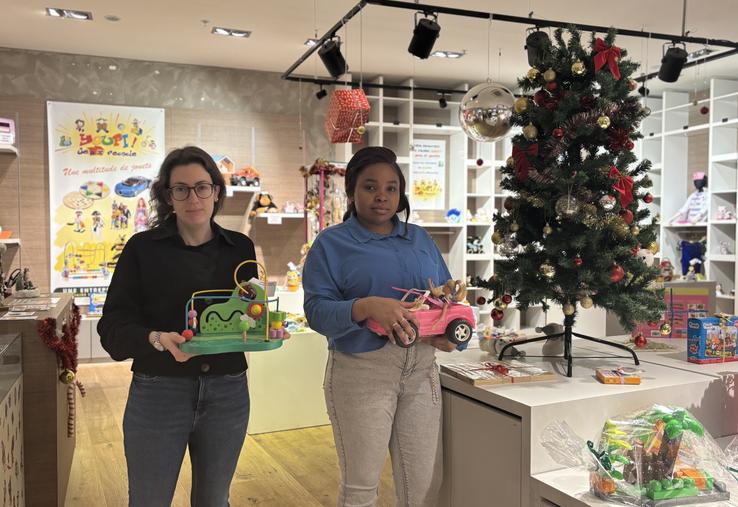 Axelle Joyeux et Raima font partie des personnes qui tiennent la boutique Papiole à Intermarché POitiers.