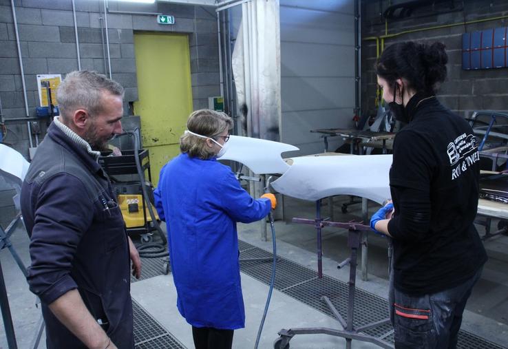 Le dépolissage d'une aile de voiture, avant de la peindre : tout une technique !