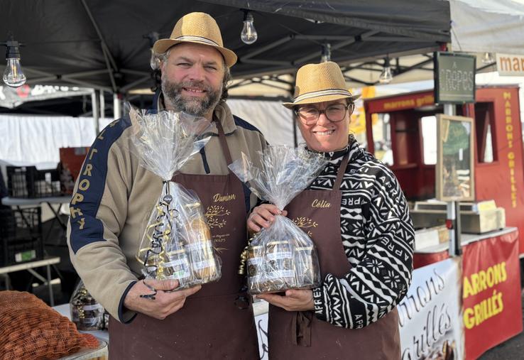 Damien Hersand et Célia Correia proposent des paniers garnis avec de nombreuses déclinaisons de leurs châtaignes et noix. 