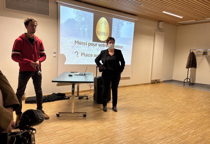 Camille Pierre a présenté son poulailler et répondu aux questions du public, en présence de Séverine Saint-Pé, maire de Neuville-de-Poitou.