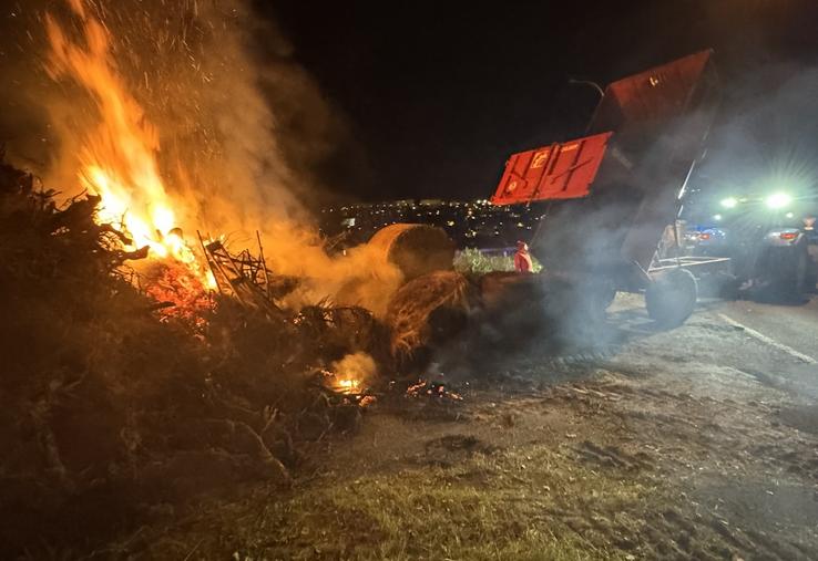 Une vingtaine de bennes sont venues alimenter le "feu de la colère". Plusieurs d'entre elles ont vidé leur contenu sur des ronds-points de l'agglomération en repartant.