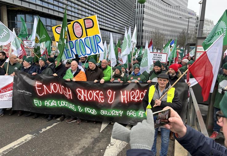 Le cortège a pris la direction du Parlement Européen.
