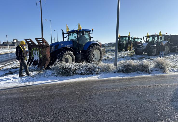 Six tracteurs sont partis mardi en fin de matinée de Loudun.