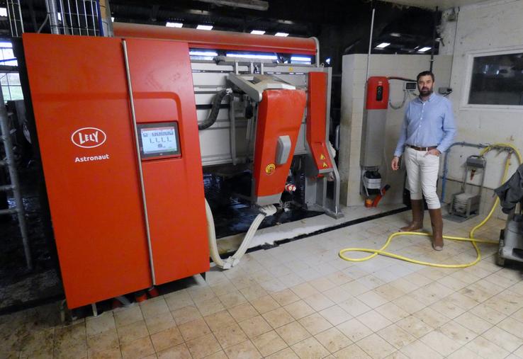 Le nouveau robot de traite de l'exploitation du lycée Desclaude est venu remplacer un équipement du même constructeur âgé d'une quinzaine d'années.