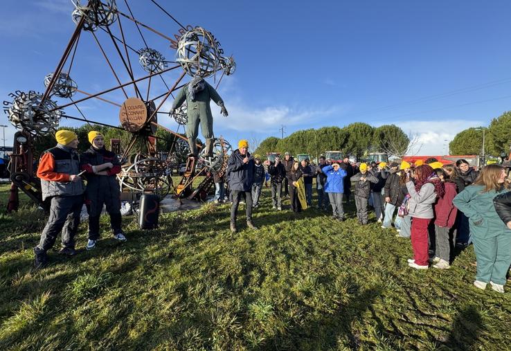 Ils étaient plus d'une centaine, élèves au lycée agricole et agriculteurs, sur le point du centre routier.