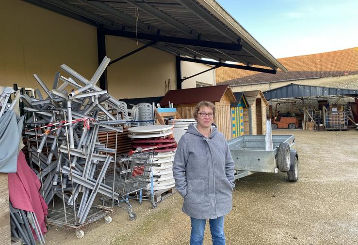 L'association a investi l'ancienne quincaillerie de Brioux-sur-Boutonne pour y entreposer son matériel, bricoler et peaufiner les spectacles. Derrière Cécile Benoist, l'essentiel des équipements provient de la récupération.