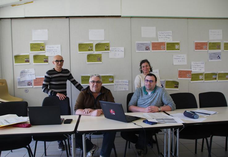 Les formateurs de la MFR Chauvigny, Christian Collomb et Jérôme Gardien préparent les temps pédagogiques avec la directrice adjointe Victoria Zuniga.