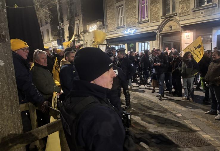 Les forces de l'ordre se sont interposées à plusieurs reprises entre les camps.