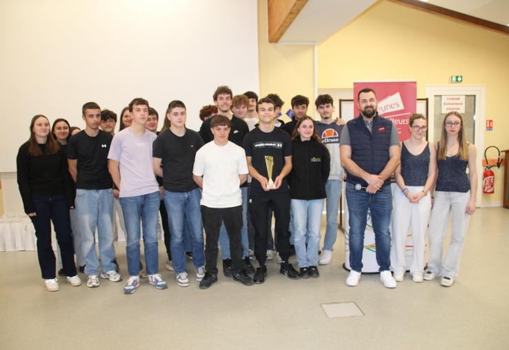 Les lycéens de Montmorillon étaient une vingtaine à plancher sur une exploitation de La Trimouille, dans le cadre du challenge des écoles.