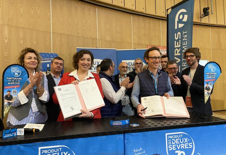 La convention, signée par Coralie Dénoues et Franck Couprie, permet aux 66 producteurs des Produits des Deux-Sèvres d'être référencés dans tous les magasins U du Département.
