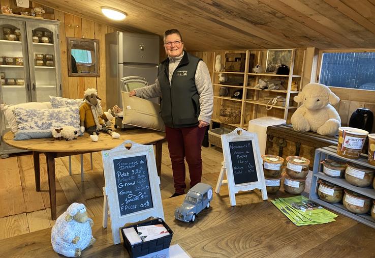 Natacha Chubilleau propose dans sa boutique ses colis de viande, ses fromages, et même des oreillers confectionnés à partir de la laine de ses brebis.