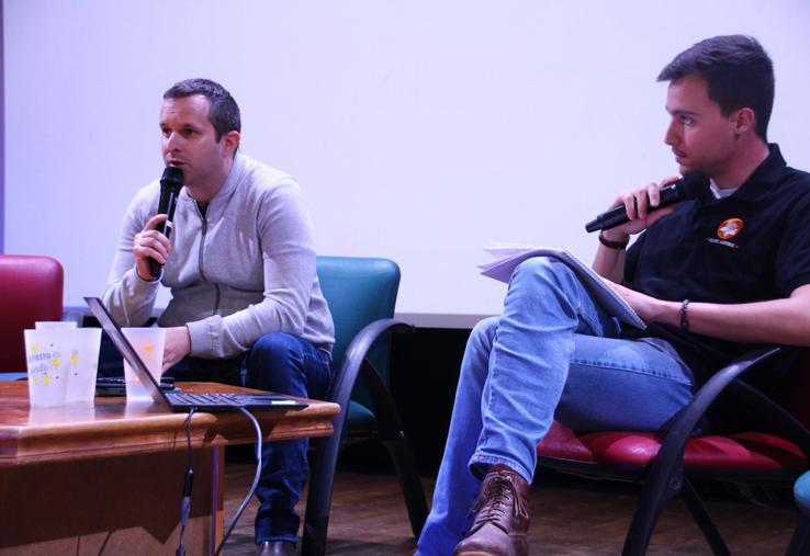 Tony Gonzales (à gauche) limite l'achat d'intrants organiques extérieurs.