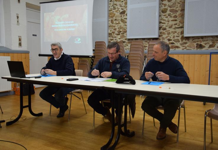 De gauche à droite : David Delgoulet, chef de service du Herd-Book Limousin ; Christian Laloi, président de la section Poitou-Charentes ; et Olivier Robert, éleveur en Haute-Vienne, représentant du bureau du Herd-Book Limousin.