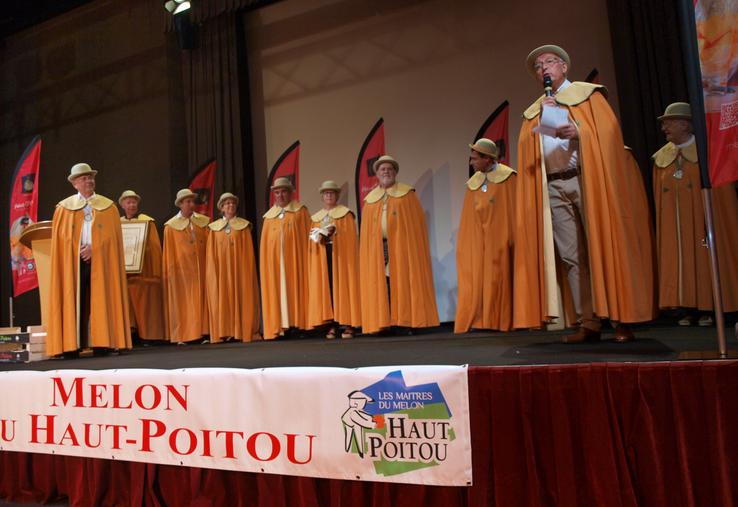 Robert Franchineau a été très actif dans la défense du melon du Haut-Poitou, ici (à droite) lors du lancement de la campagne à Rungis, en 2013, avec l'Académie des maîtres du melon, qu'il a présidée. 
