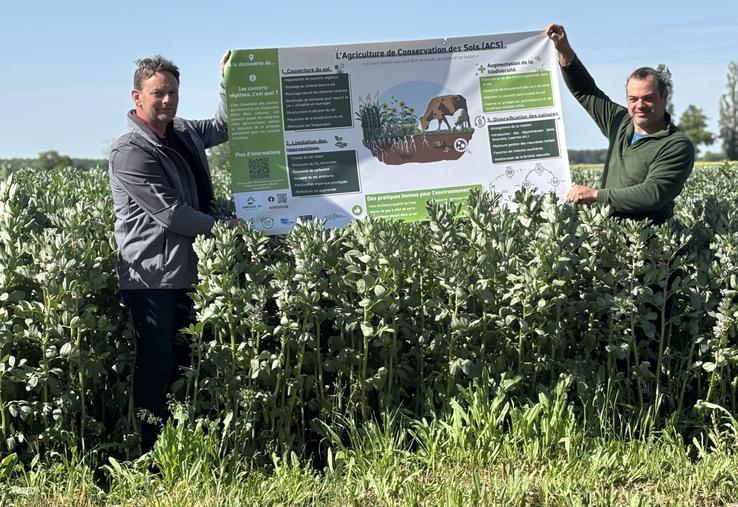 Bruno Mehl et Karim Louis ont reçu leur banderole mardi, et devraient l'accrocher prochainement dans leur exploitation respective, à Senillé-Saint-Sauveur et Leigné-les-Bois.