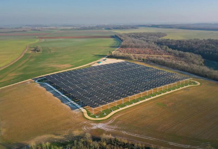 La canopée de Verdonnet, en Côte-d'Or, est similaire à celle en cours d'achèvement à St-Palais-de-Phiolin.