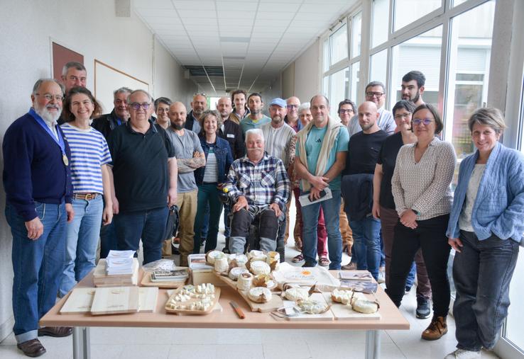 Les membres de l'ODG Chabichou du Poitou Mothais sur feuille.