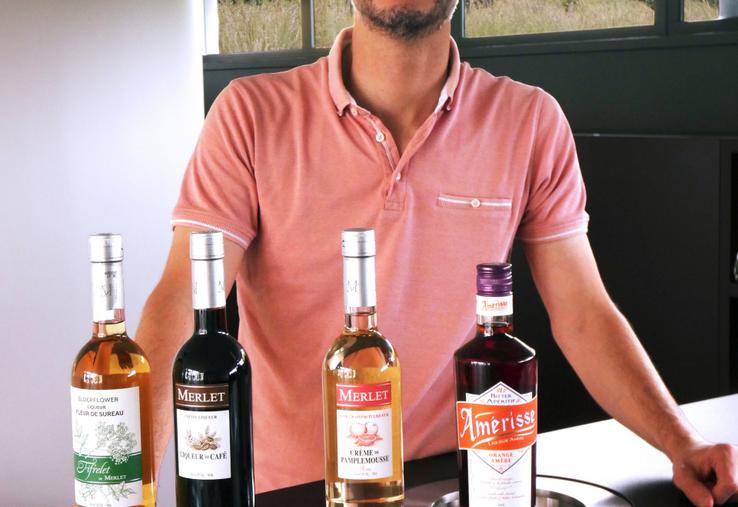 Sureau, café, pamplemousse ou orange amer : voilà les dernières nouveautés présentées par Luc Merlet, qui a repris avec son frère Pierre la distillerie familiale de St-Sauvant.