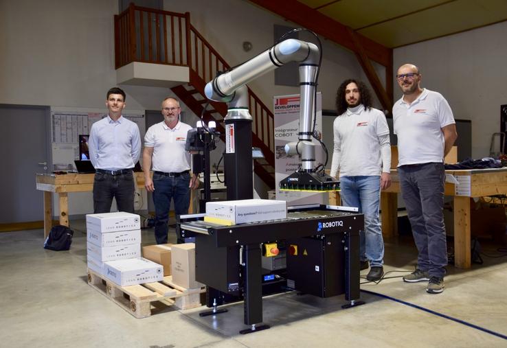 Autour du cobot prévu pour intégrer la biscuiterie Saint-Michel : Luck Jacquin de HMI-MBS, Jean-François Dumontet, Thomas Denepoux et Didier Moraud.