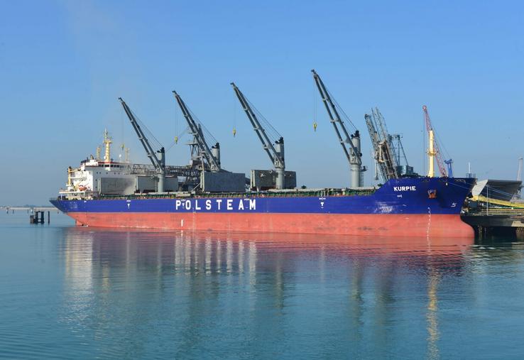 Les orges (ici un chargement de 33 000 t d'orges au Quai Lombard) constituent la deuxième céréale exportée à La Pallice, derrière les blés et loin devant le maïs.