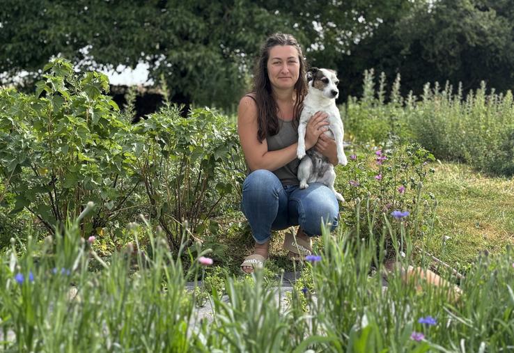 Charline Aguillon cultive ses plantes aromatiques et médicinales sur une parcelle de 1 500 m2 à Valdivienne. 