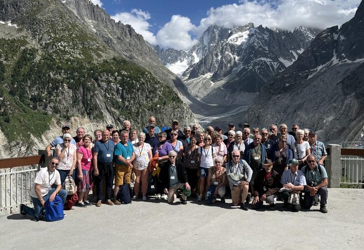 Une soixantaine d'anciens exploitants et propriétaires ont participé à ce voyage. Ici devant la mer de glace.