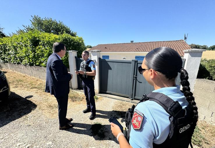 Les gendarmes vérifient qu'il n'y a pas eu d'effractions sur les maisons signalées.