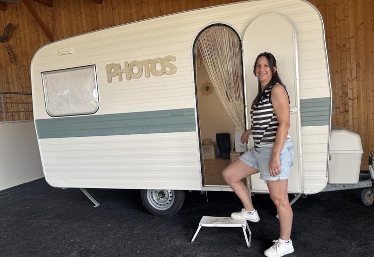 Mathilde Hérault Gibaud a retapé et aménagé 3 vieilles caravanes. Ici, la Photovane, qui permet de se prendre en photo grâce à un photobooth, dans une caravane remplie d'accessoires, et personnalisable.