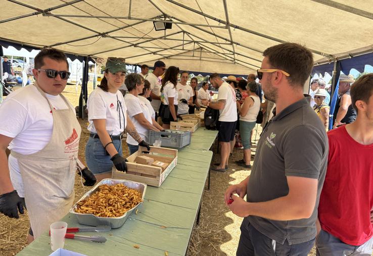 Une trentaine de Jeunes agriculteurs seront aux fourneaux et au service (photo de l'édition 2025).