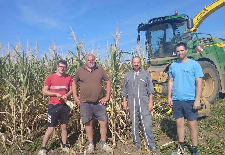 Lucas Sarraud, David Sarraud, Laurent Tardy et Pierre Bobinet, chauffeur de la Cuma l'Essor.