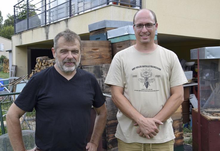 Francis You, apiculteur à Dirac et Rémi Blond, installé à La Couronne.