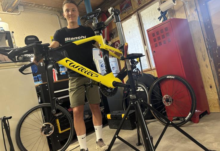 Romain Migeon est coureur cycliste et vient d'ouvrir son atelier de réparation et entretien de cycles.