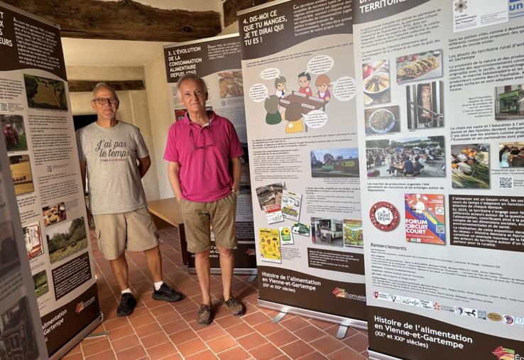 Gilbert Wolf et Bruno Tabuteau, devant l'exposition installée jusqu'au 11 octobre à l'Ecomusée de Juillé. 