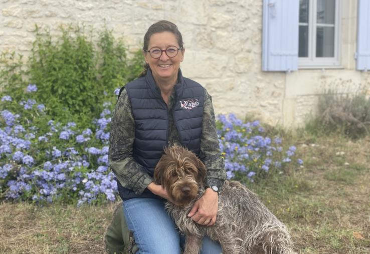 Françoise de Roffignac avec sa chienne Vaya. 