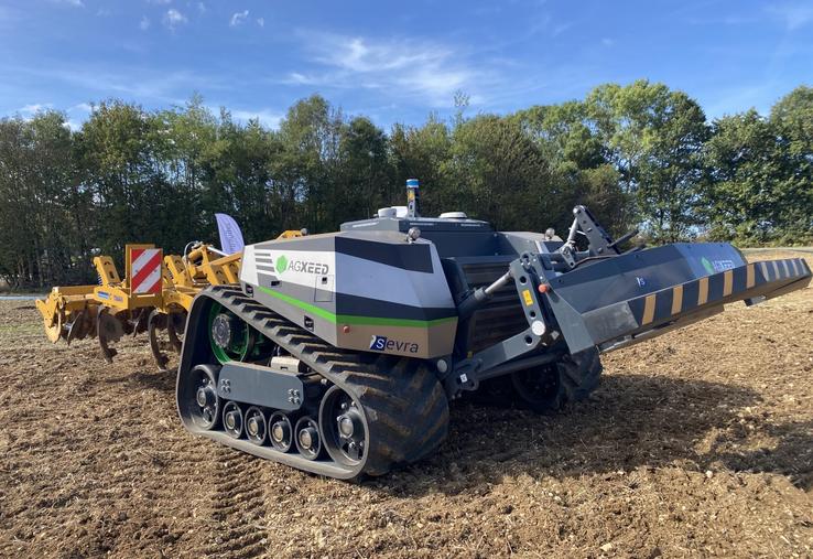 Le robot AgXeed peut rester en toute automonie dans la parcelle. On peut le superviser à distance. 