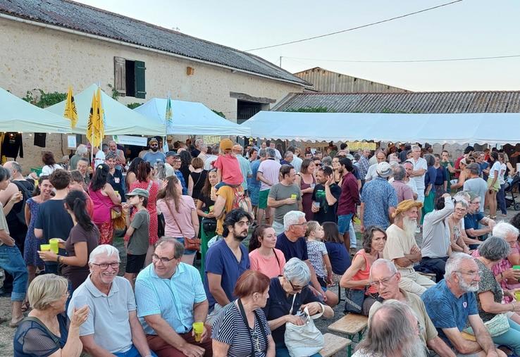 Adhérents de la Confédération Paysanne 86 et sympathisants se sont retrouvés à la Ferme de la Fayauderie.